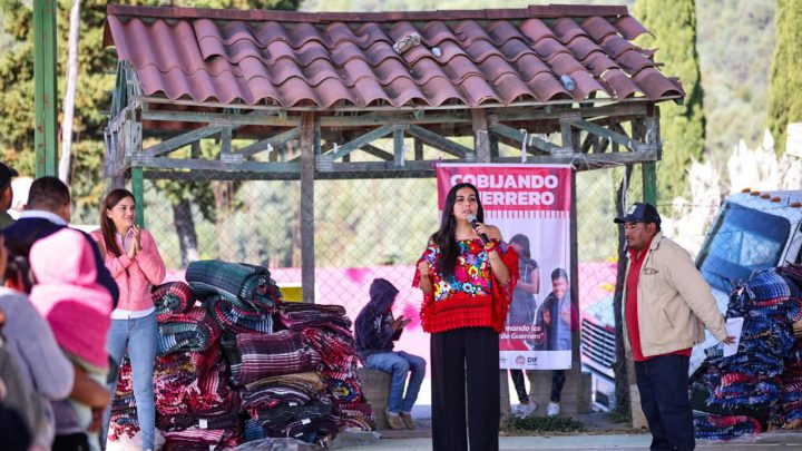 Entrega presidenta del DIF Guerrero, cobijas  a familias de la Sierra