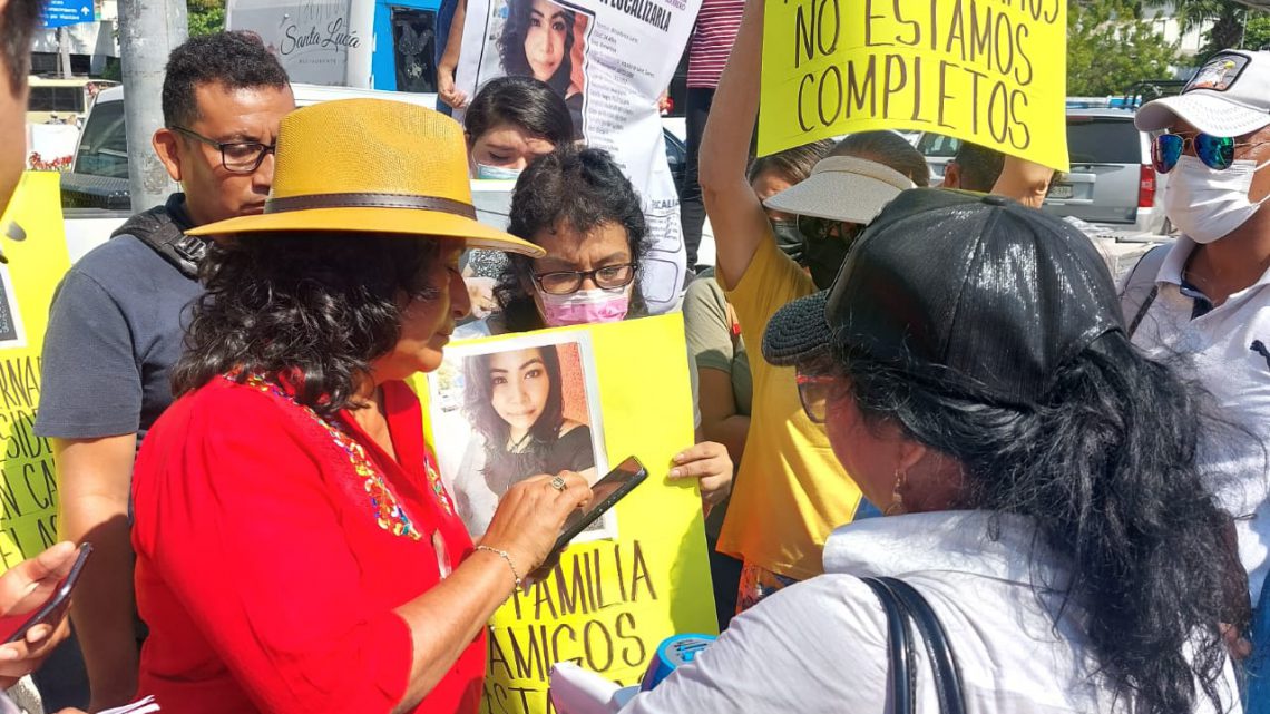 Dialoga Abelina López con familiares de jóvenes desaparecidas
