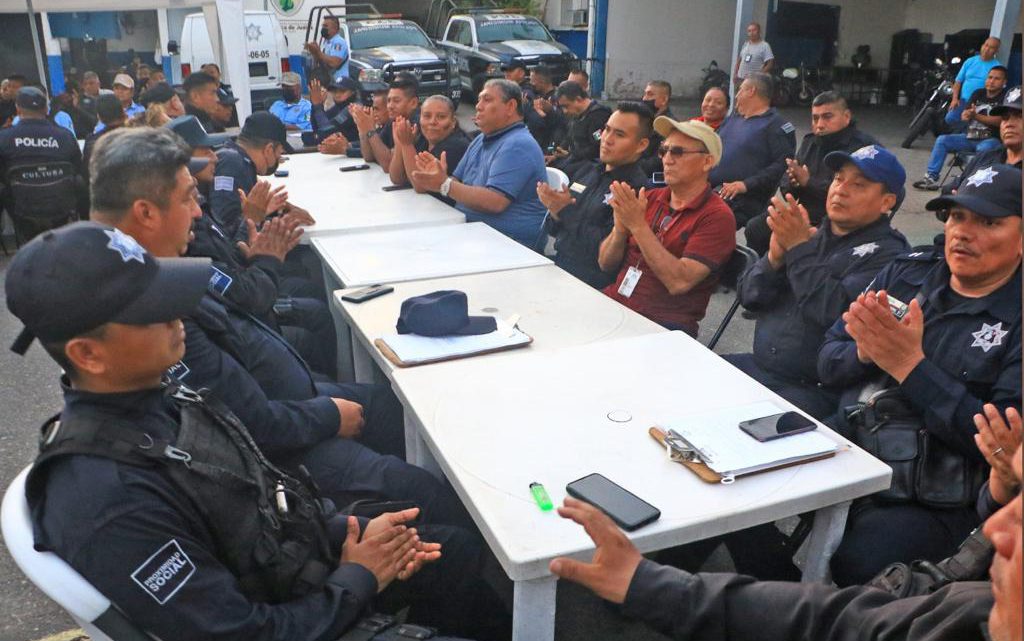 Festeja Abelina López, a policías en su día Festeja Abelina López, a policías en su día
