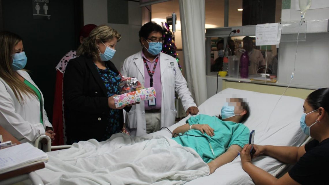 Autoridades del IMSS celebran Día de Reyes con niñas y niños del servicio de pediatría del HGR No. 1