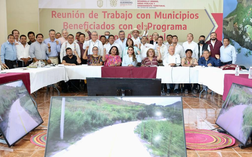 AMLO invertirá otros mil MDP en caminos rurales en la Montaña y Costa Chica AMLO invertirá otros mil MDP en caminos rurales en la Montaña y Costa Chica