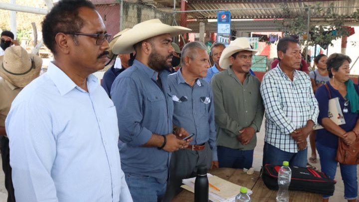 Atiende titular de Sagadegro, demandas de habitantes de Bienes Comunales de Cacahuatepec