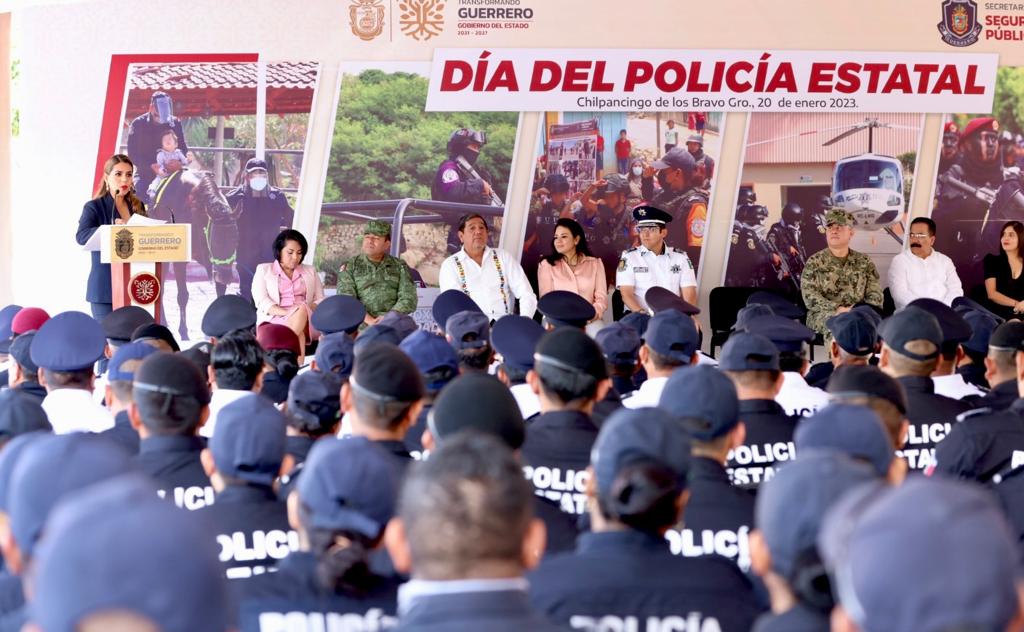 Celebra la mandataria estatal el Día del Policía Estatal con elementos de la SSP en la UNIPOL