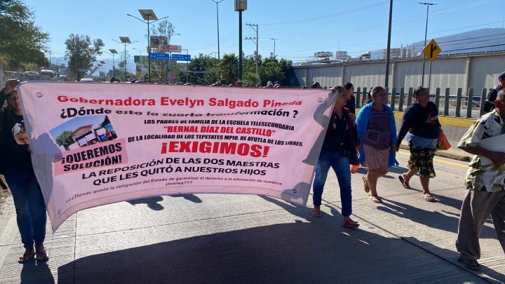 Marchan maestros y padres de familia por la autopista del Sol en Chilpancingo