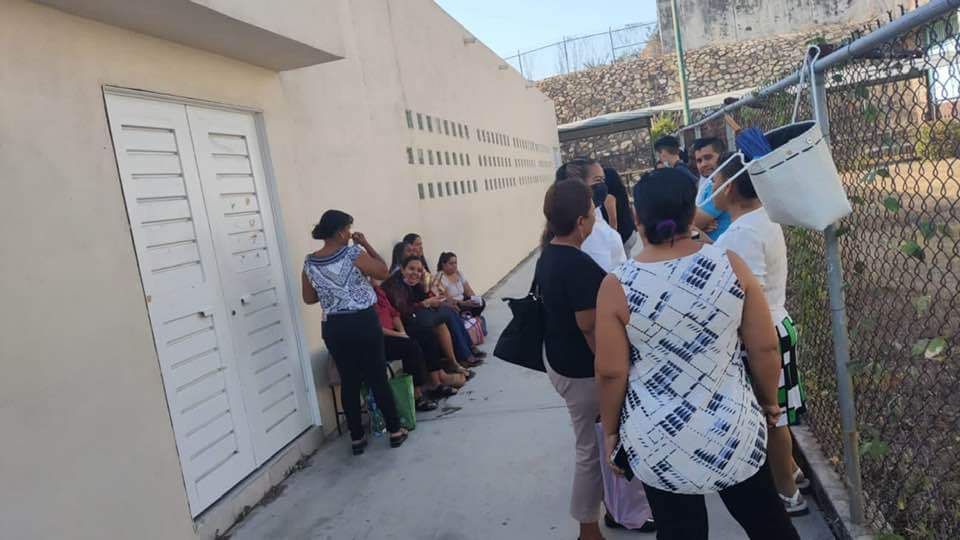 Trabajadores del Penal de Acapulco se manifiestan por malos tratos Trabajadores del Penal de Acapulco se manifiestan por malos tratos
