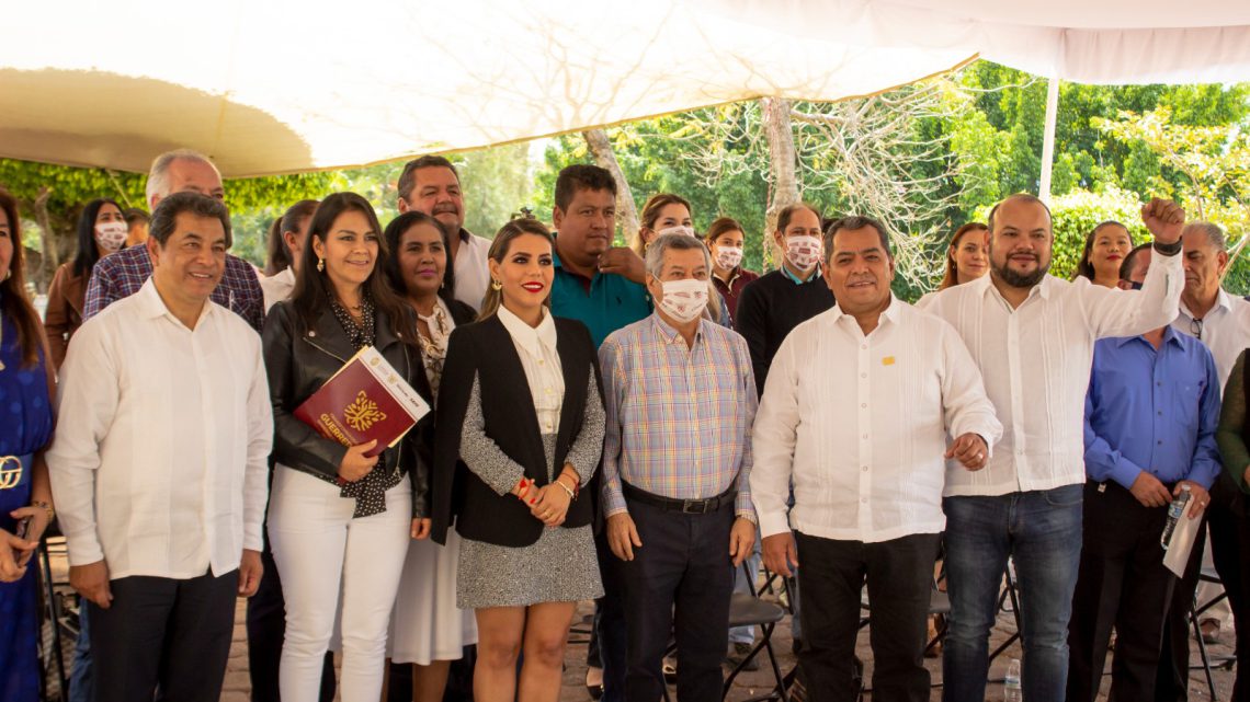 Entrega la Gobernadora y líder del SNTE dictámenes al PAAEB beneficiado en la 14ª Etapa de Carrera Administrativa Entrega la Gobernadora y líder del SNTE dictámenes al PAAEB beneficiado en la 14ª Etapa de Carrera Administrativa