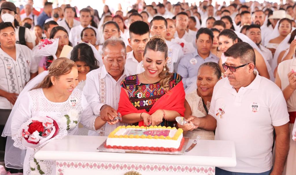Se unen en legítimo matrimonio civil 211 parejas en Guerrero