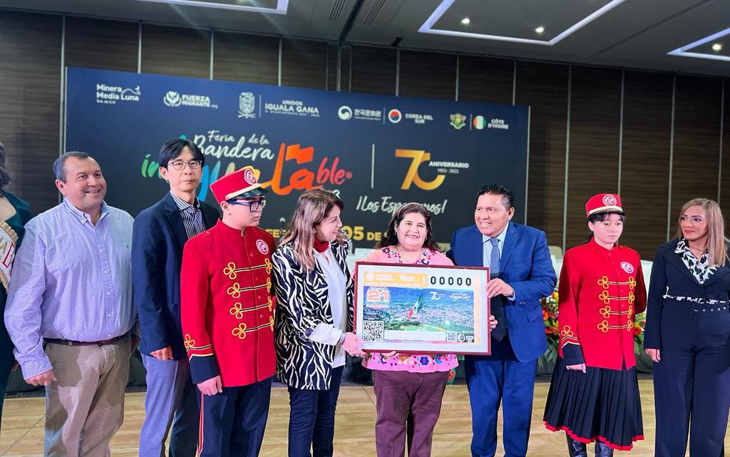 Asiste la titular de Cultura a la develación del Billete de Lotería, conmemorativo a la Feria de la Bandera Asiste la titular de Cultura a la develación del Billete de Lotería, conmemorativo a la Feria de la Bandera