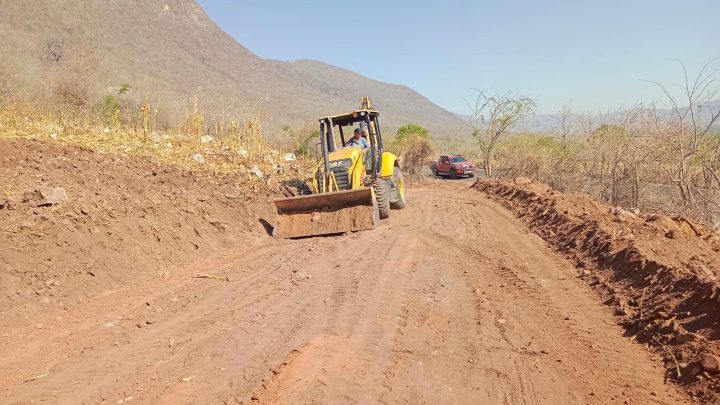 Atiende y rehabilita gobierno del estado socavón en carretera Huamuxtitlán- Cualac, en la región de la Montaña