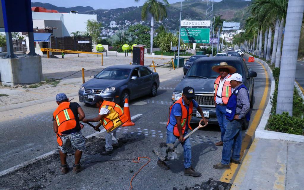 El gobierno del estado realiza trabajos de bacheo y mantenimiento en la avenida Escénica de Acapulco