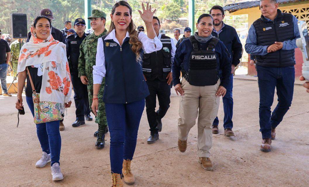 Se reúne Evelyn Salgado con habitantes de El Durazno en La Sierra de Tierra Caliente de Guerrero