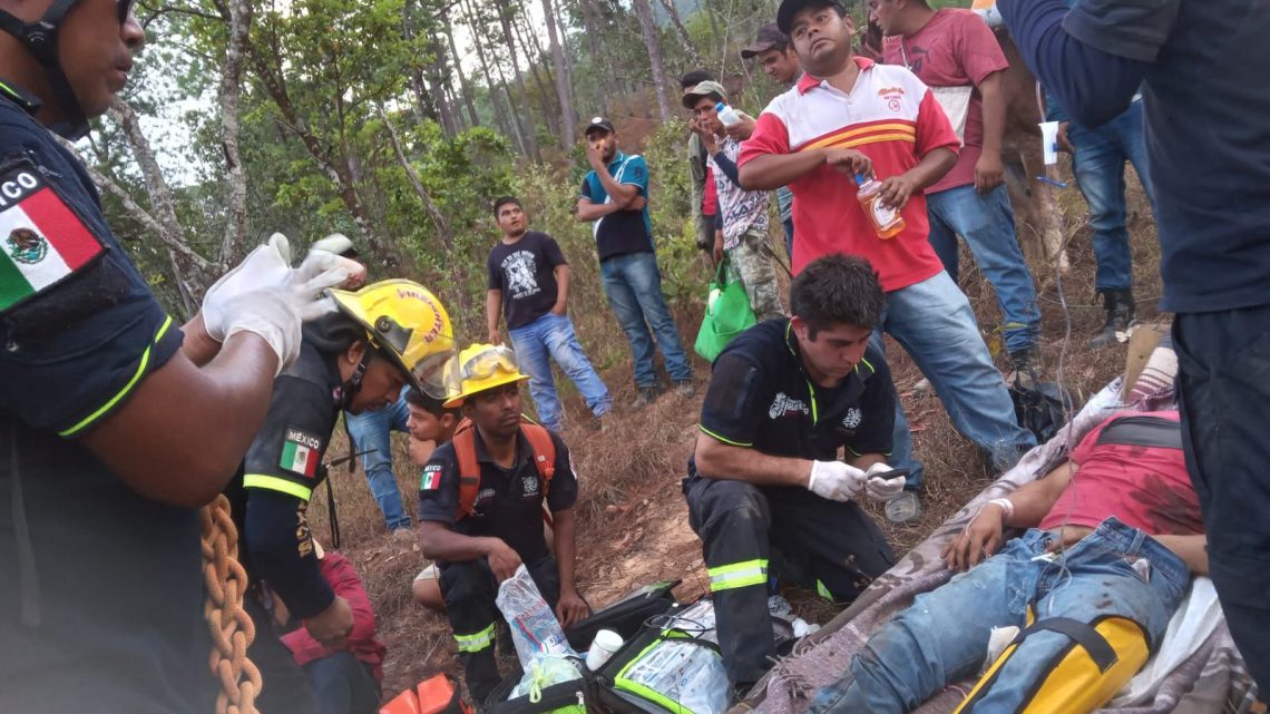 Personal de la SGIRPCGRO rescatan a una persona que cayó a un barranco en Jaleaca de Catalán
