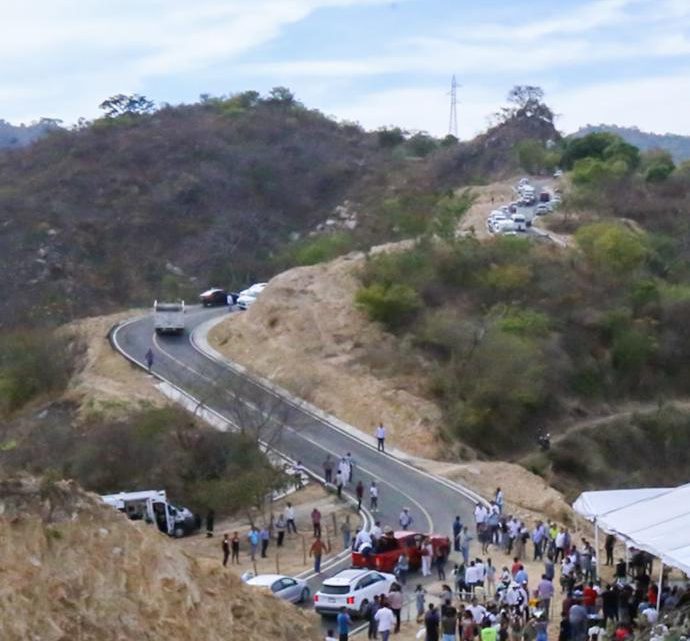 Inaugura Evelyn Salgado la tercera etapa de la pavimentación del camino Acapulco-El Veladero de Morelos Inaugura Evelyn Salgado la tercera etapa de la pavimentación del camino Acapulco-El Veladero de Morelos