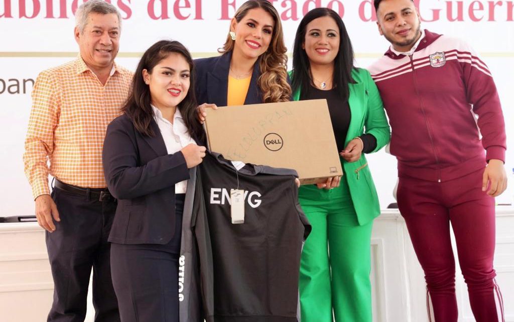 Entrega la titular del Ejecutivo estatal computadoras y uniformes deportivos a más 2 mil estudiantes con inversión de 23 MDP