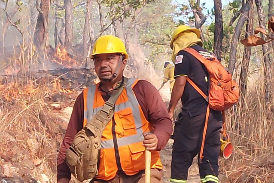 SGIRPCGRO Sofoca incendio forestal en Autopista del Sol