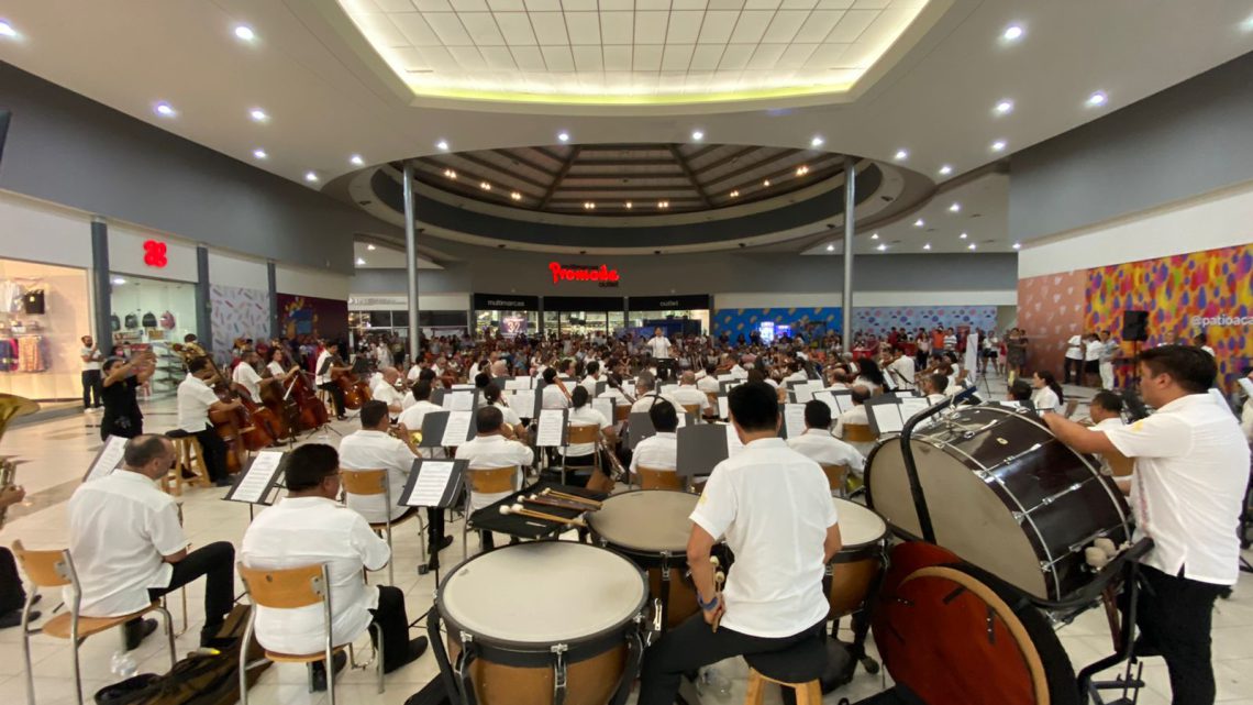 Familias Acapulqueñas disfrutan concierto con temas de películas que ofrece la Filarmónica de Acapulco