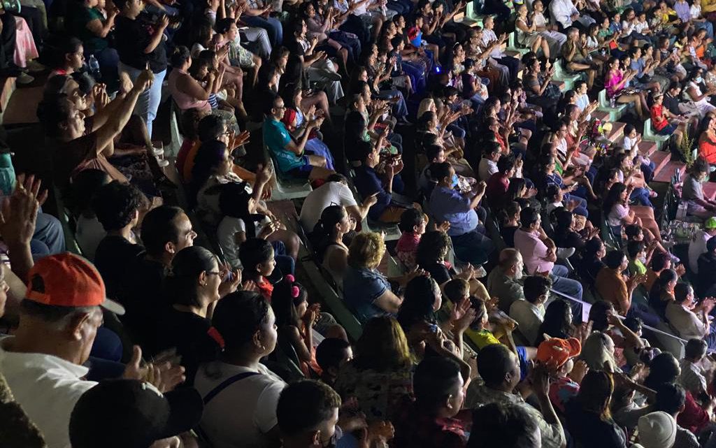 Con más de mil personas celebra la Filarmónica de Acapulco a las niñas y los niños de Guerrero Con más de mil personas celebra la Filarmónica de Acapulco a las niñas y los niños de Guerrero