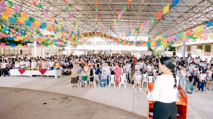 Ayuntamiento y DIF reconocen calidad educativa de secundaria Eva Sámano en sus 60 años