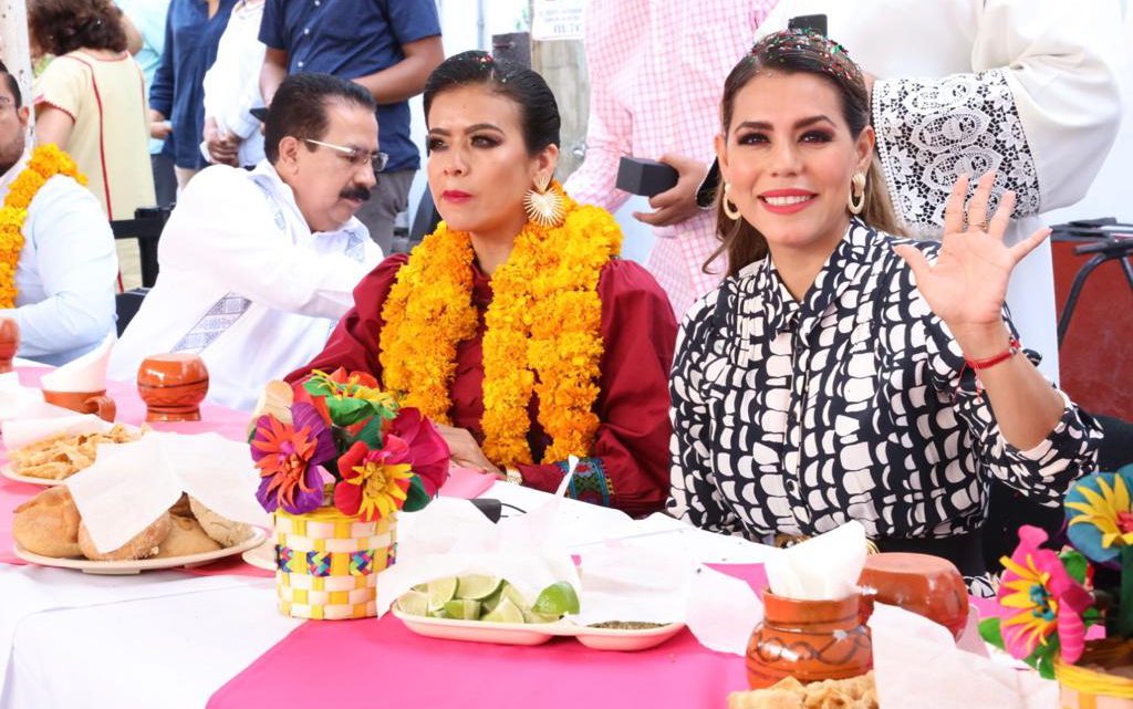 Conmemora Evelyn Salgado el Día de la Santa Cruz con vecinos de Chilpancingo Conmemora Evelyn Salgado el Día de la Santa Cruz con vecinos de Chilpancingo