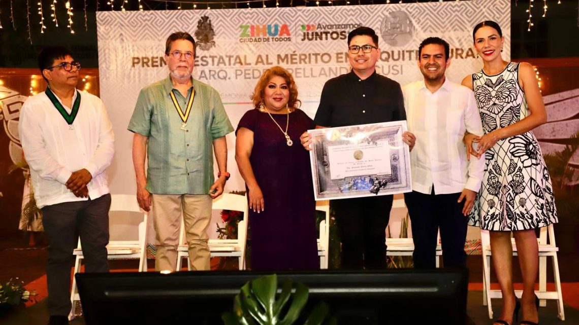 Alcalde Jorge Sánchez Allec y la secretaria de Obras Públicas Irene Jiménez, encabezan entrega de premio de Arquitectura