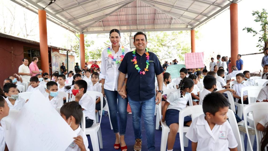 Alcalde Jorge Sánchez Allec y la fundación Por los Niños de Zihuatanejo  entrega techumbre en primaria Guillermo Prieto de Los Amuzgos
