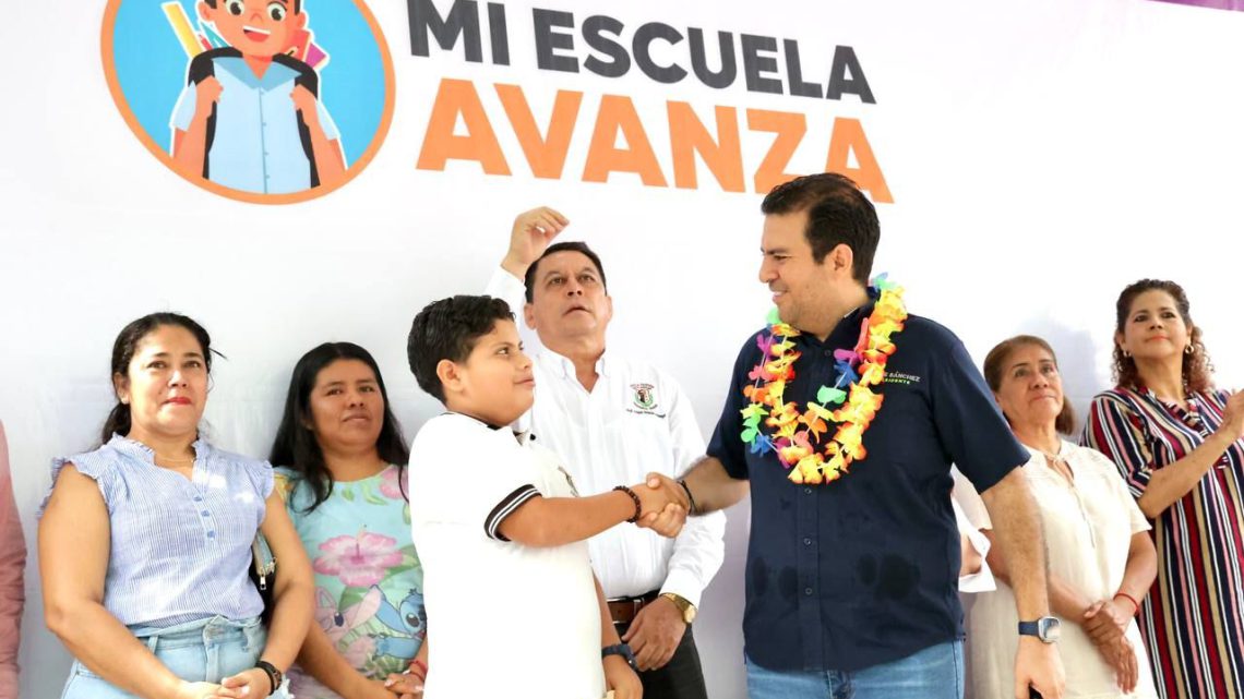 Presidente Jorge Sánchez Allec da inicio a techumbre en primaria Cuitláhuac de colonia 20 de Noviembre