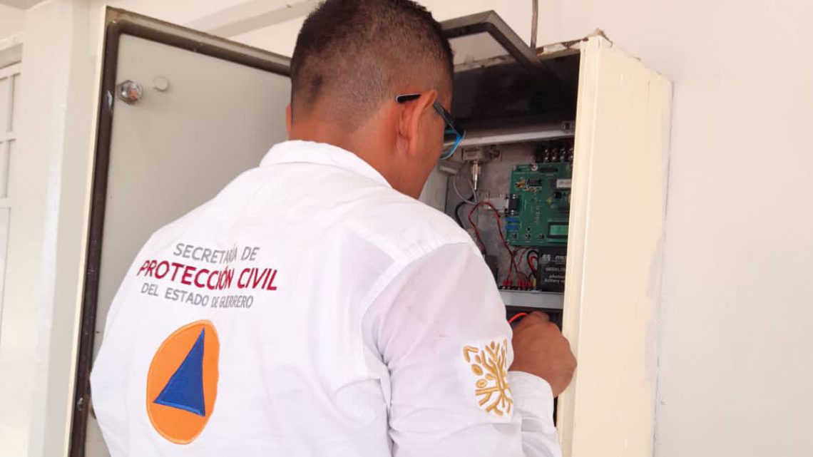 SGIRPCGRO da mantenimiento a red de pluviómetros de Acapulco
