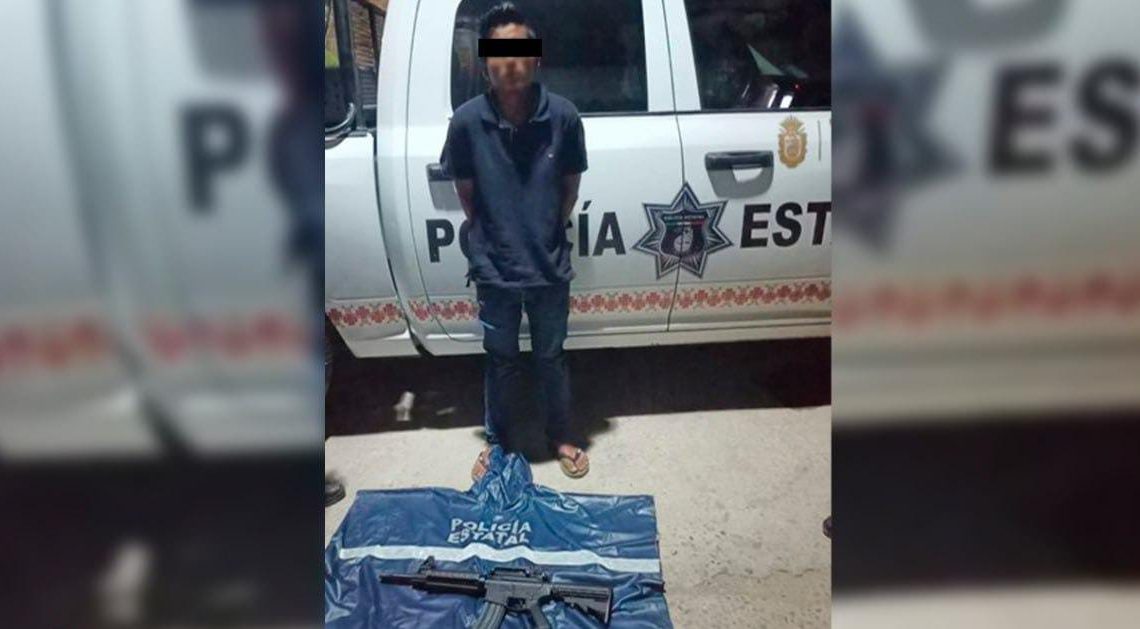 Policía Estatal detiene a sujeto con fusil en Acapulco Policía Estatal detiene a sujeto con fusil en Acapulco
