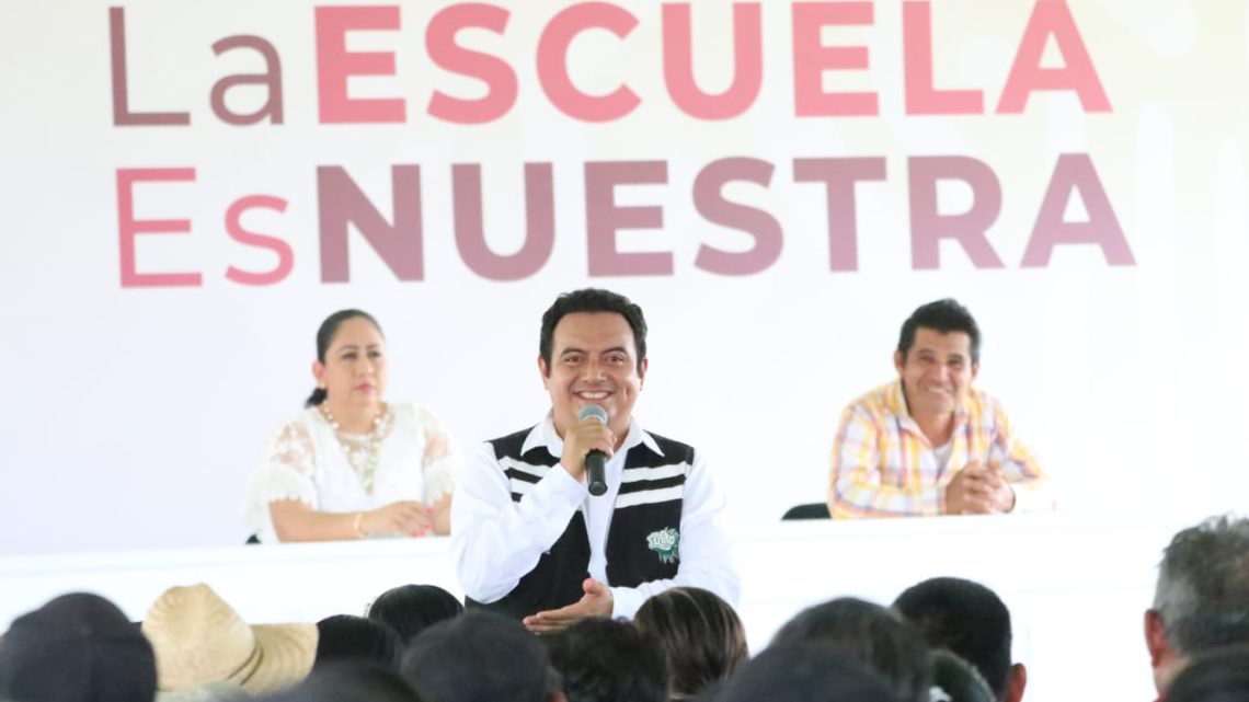 En Ayutla, entrega Iván Hernández Díaz y Evelyn Salgado Pineda, tarjetas Bienestar a comités del programa federal “La Escuela es nuestra”