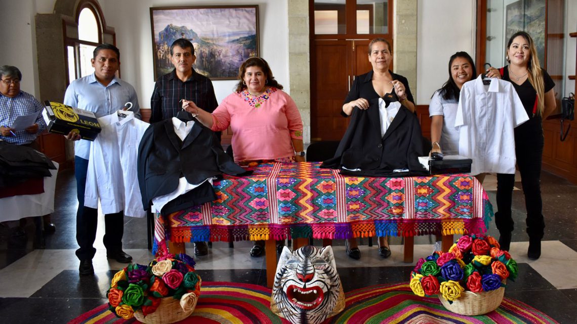 Secretaria de cultura, Aída Melina entrega uniformes a la Banda de Músicadel Gobierno Estado
