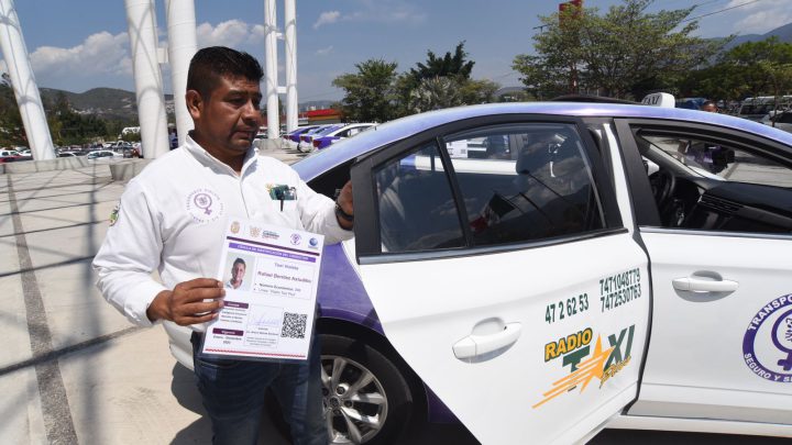Entregan códigos QR a las unidades de transporte Violeta de Chilpancingo