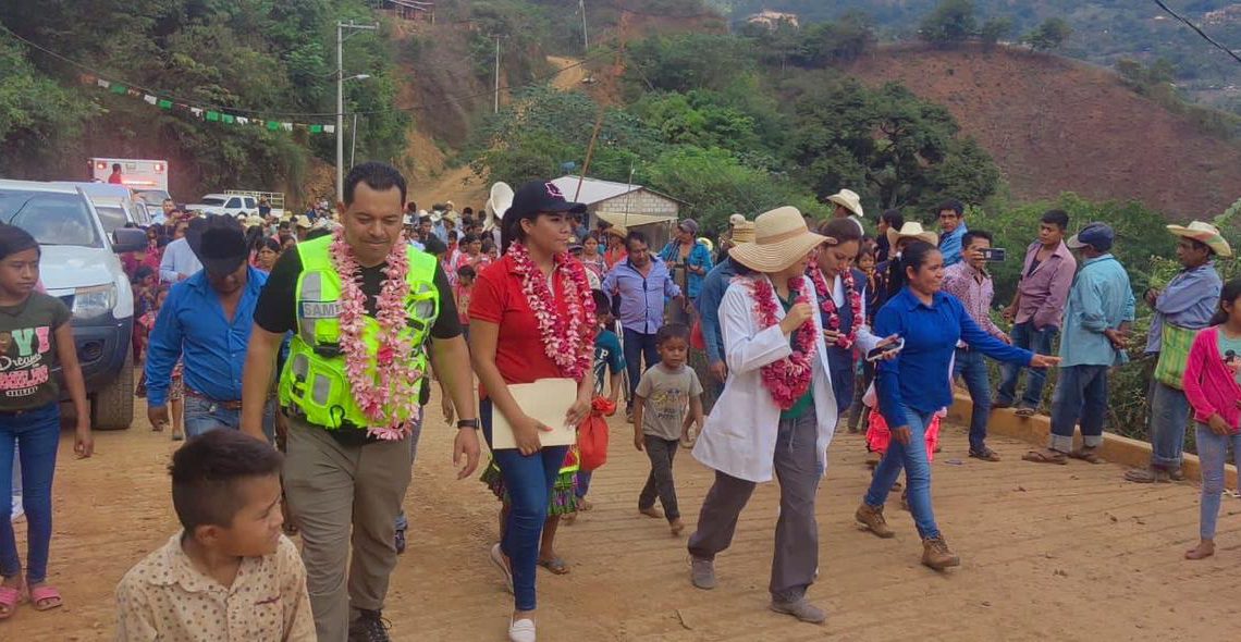 Refuerza la SSG servicios médicos en Cochoapa el Grande con la entrega de una ambulancia Refuerza la SSG servicios médicos en Cochoapa el Grande con la entrega de una ambulancia