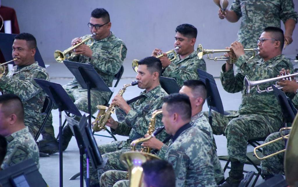 Al ritmo de danzón el segundo concierto de verano de la Banda de Música de la IX Región Militar en el parque Papagayo