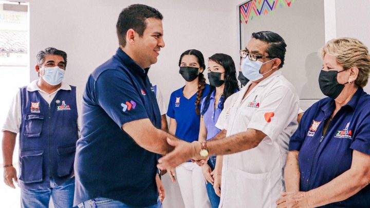 Presidente Jorge Sánchez entrega uniformes a dirección de Salud