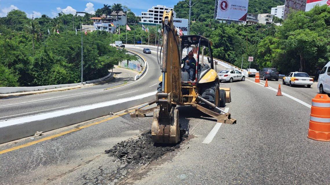 Personal de CICAEG realiza labores de bacheo en la avenida Escénica de Acapulco