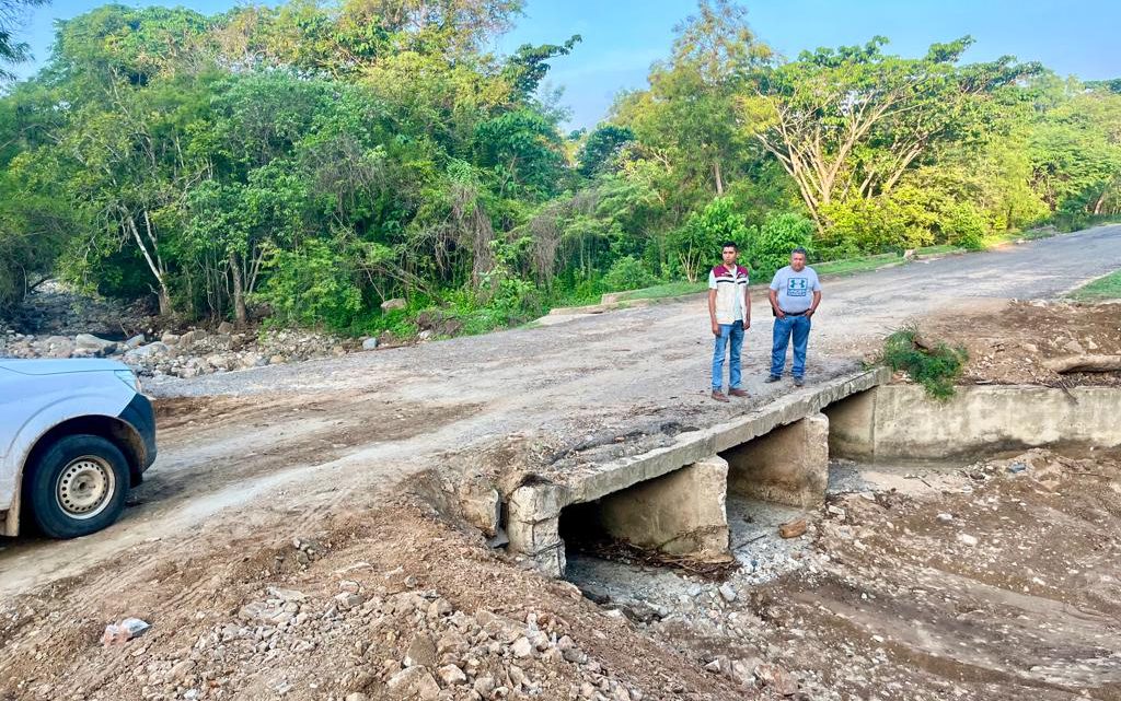 Atiende Cicaeg daños por lluvias en el puente vado El Naranjo, en el municipio de Coahuayutla
