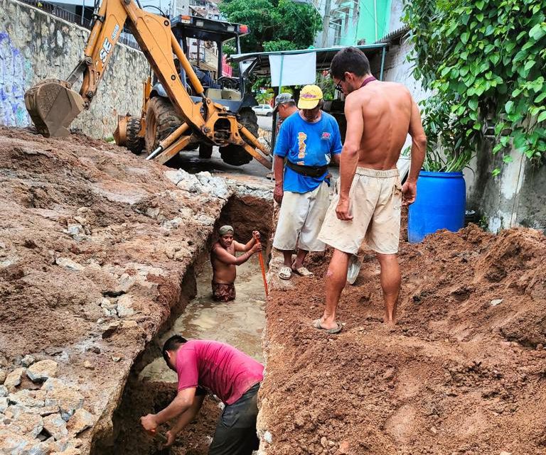 Atiende Gobierno de Abelina López Rodríguez fugas de agua y azolves Atiende Gobierno de Abelina López Rodríguez fugas de agua y azolves