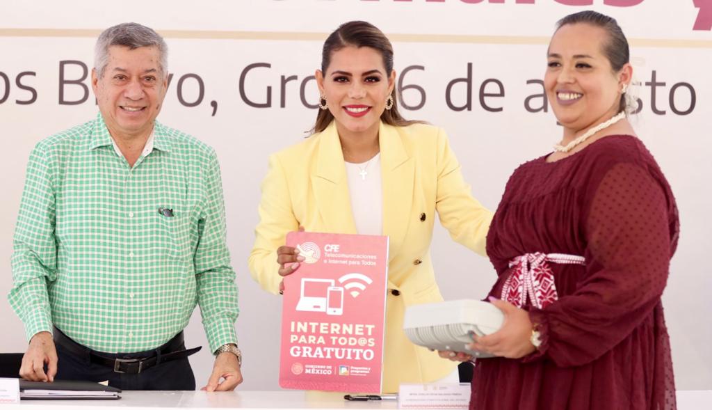 Entrega Evelyn Salgado recursos y equipo de internet gratuito a normales de Guerrero