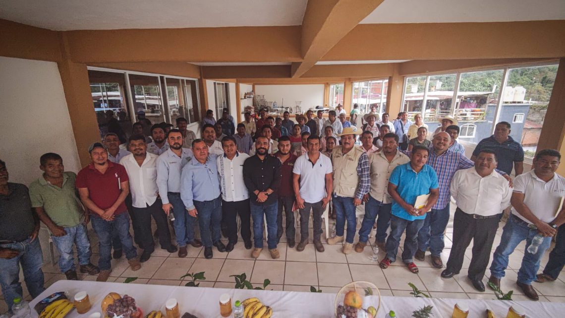 Se reúne titular de Sagadegro con cafeticultores de Iliatenco en la región de la Montaña