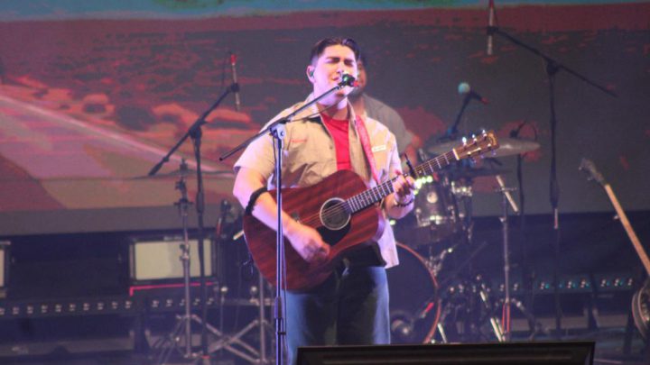 Kevin Kaarl llena a Acapulco en nostalgia; concierto