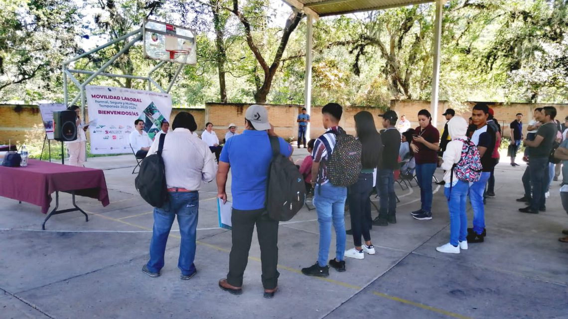 La STyPS supervisa la salida de más de 150 trabajadores agrícolas al estado de Sinaloa