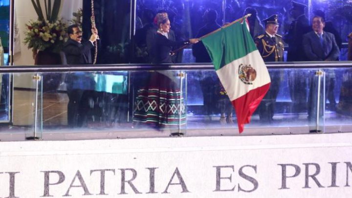 Da gobernadora Evelyn Salgado el Grito de Independencia en la Casa del Pueblo con miles de guerrerenses