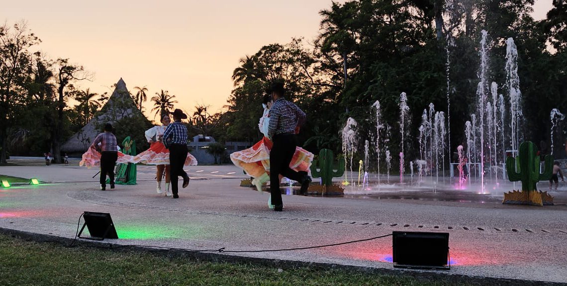 Disfruta las fuentes danzarinas todos los fines de semana en el Parque Papagayo