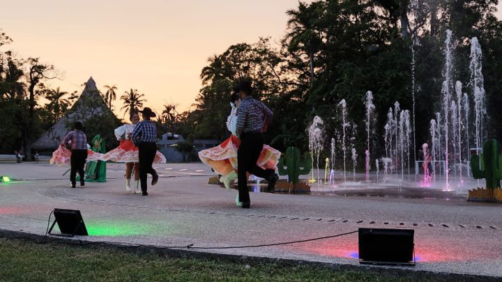 Disfruta las fuentes danzarinas todos los fines de semana en el Parque Papagayo