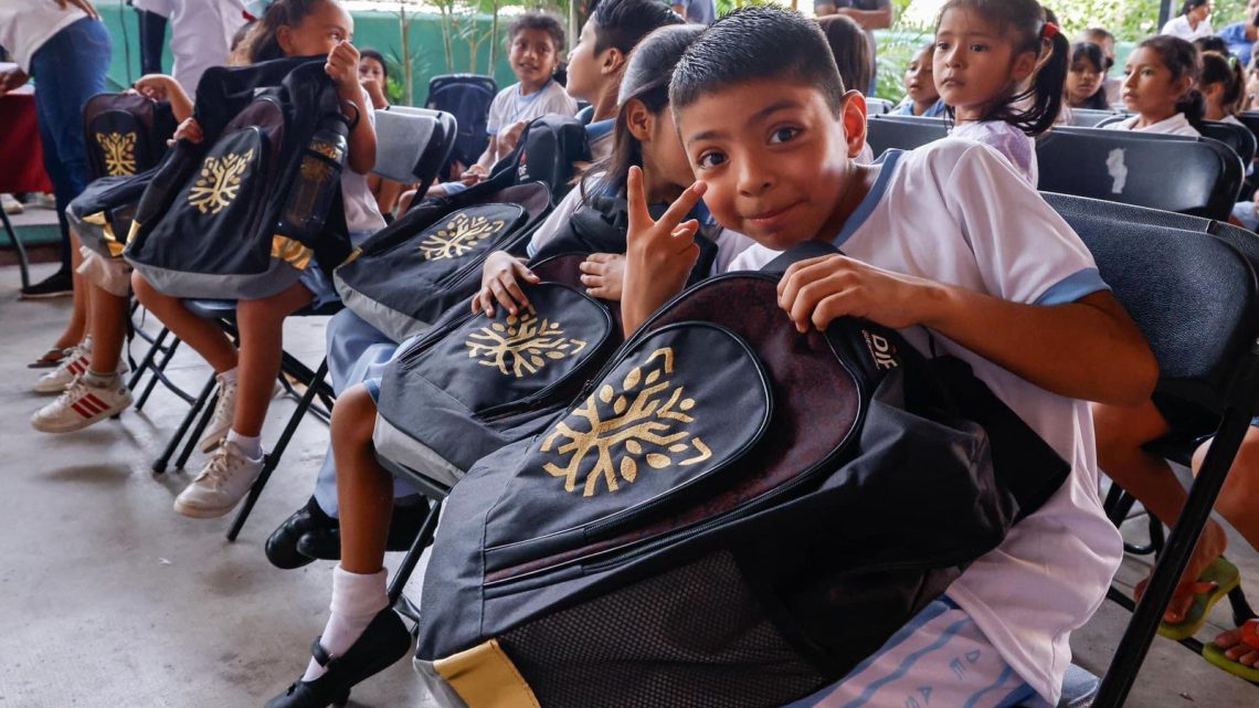 Pone en marcha Liz Salgado el programa “Educando para Transformar” con la entrega de mochilas y útiles escolares