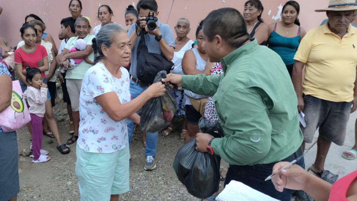 Cumple Jacko Badillo con los acapulqueños; entrega apoyos a familias afectadas por lluvias