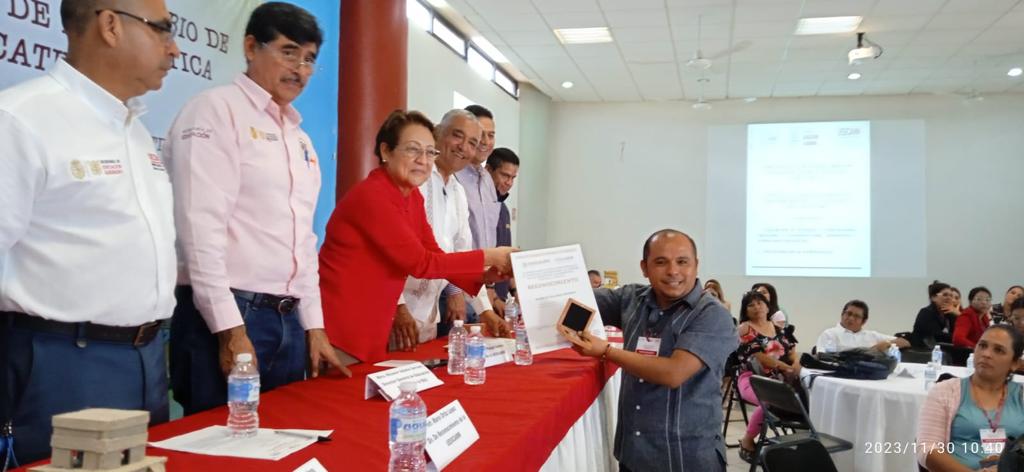 Entrega la SEG medallas y reconocimientos a 50 docentes ganadores de la Convocatoria a las Mejores Prácticas Educativas Entrega la SEG medallas y reconocimientos a 50 docentes ganadores de la Convocatoria a las Mejores Prácticas Educativas