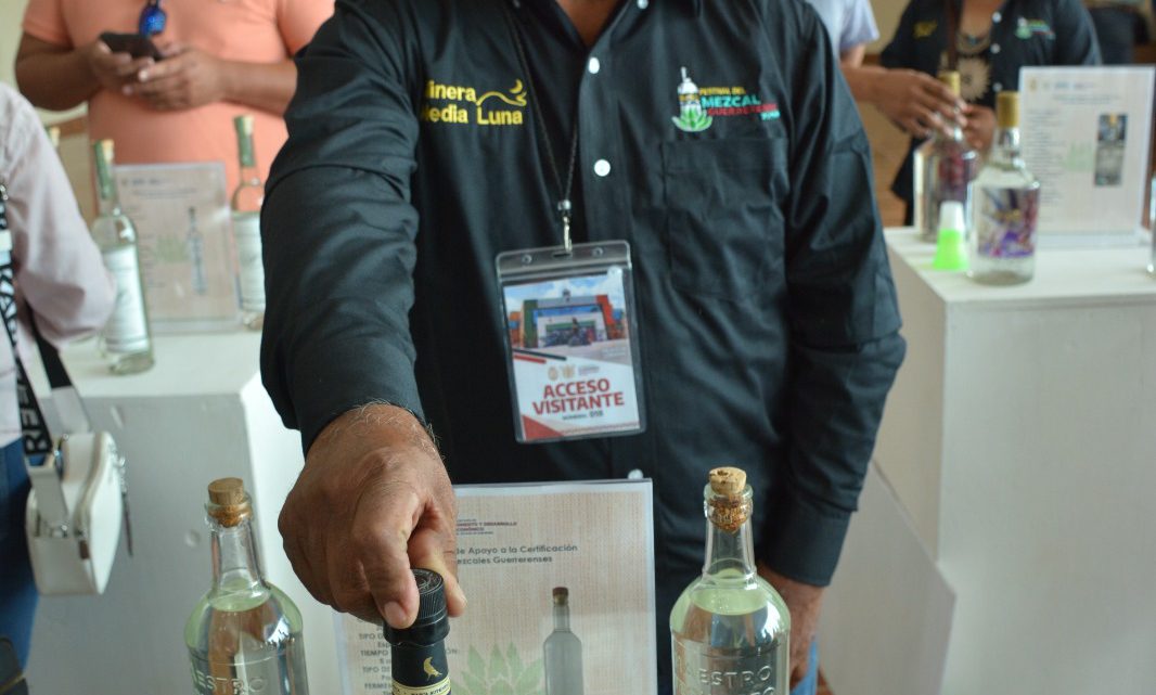 Entrega la Sefodeco 21 apoyos con un monto de 2 millones de pesos a productoras y productores de Mezcal Entrega la Sefodeco 21 apoyos con un monto de 2 millones de pesos a productoras y productores de Mezcal
