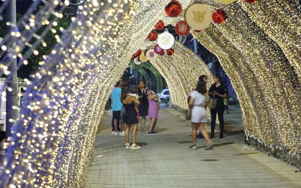 El gobierno de Evelyn Salgado decora con luces navideñas zonas de Acapulco
