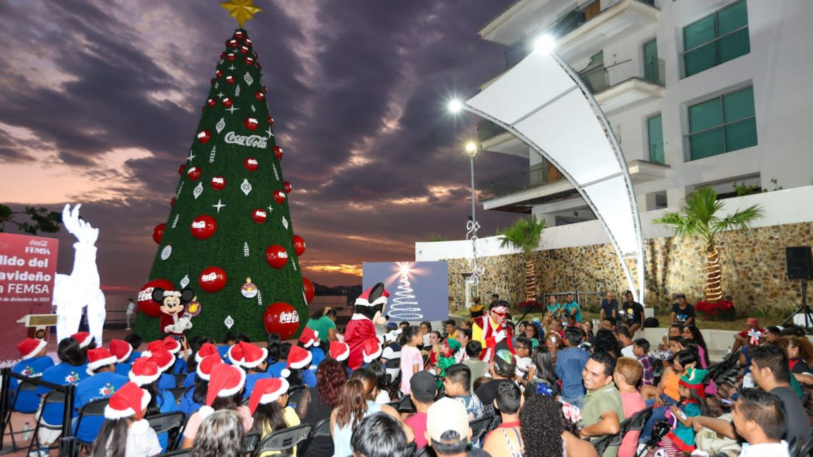 Evelyn Salgado enciende el tradicional árbol navideño de FEMSA